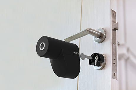 Kapının iç yüzüne takılı Onlock Akıllı Kapı Kilidi