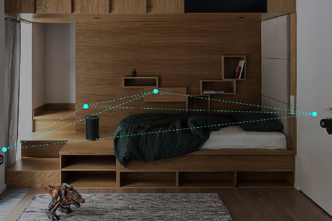 Bir odada kilitlerle kablosuz bağlantı kuran Onlock Hub